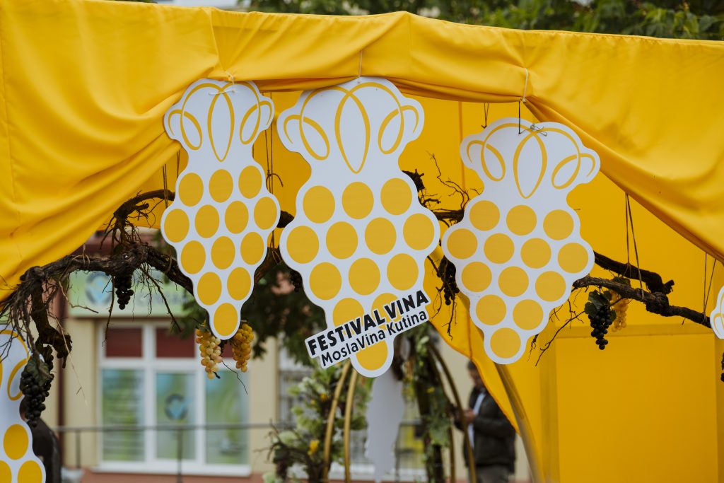 ukras na festivalu vina u kutini
