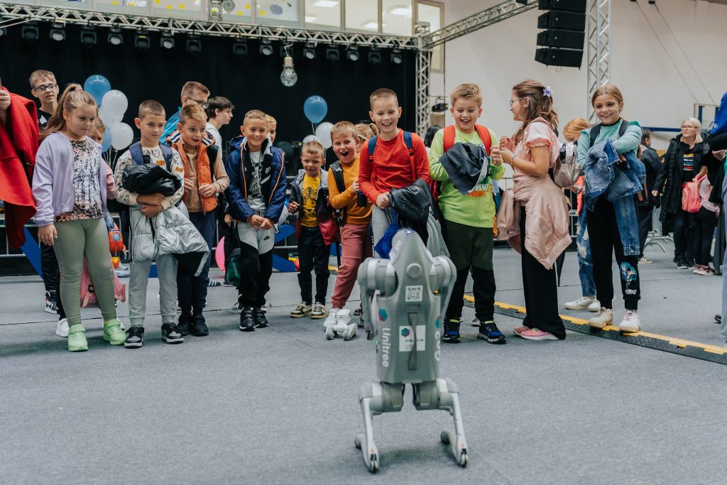 roboti i nasmijana lica puno djece na festivalu umjetnosti i znanosti u novskoj