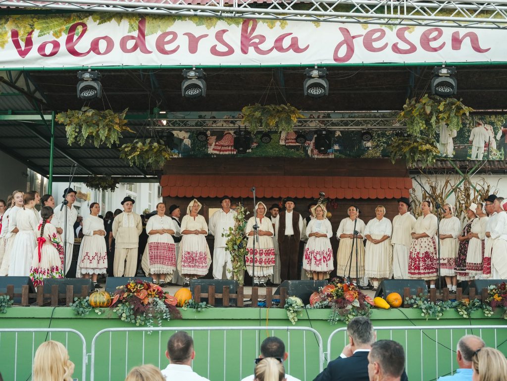 nastup puno ljudi u narodnoj nošnji na voloderskim jesenima
