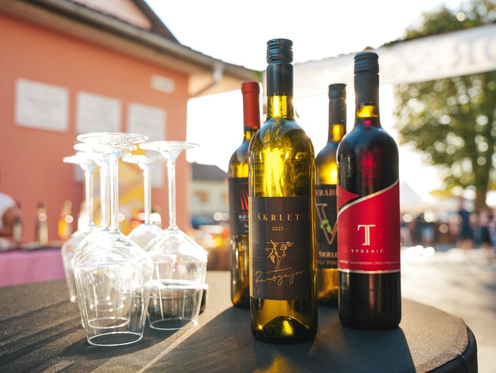 vino i čaše za vino na voloderskim jesenima