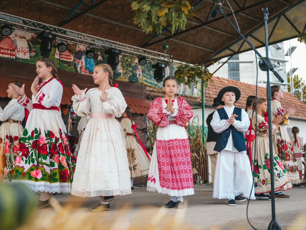 djeca se smiju i plešu u narodnoj nošnji na voloderskim jesenima