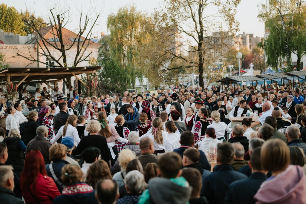 jako puno ljudi plješu na lukovu u novskoj kirvaju ljudi u nošnjama tamburaši sviraju