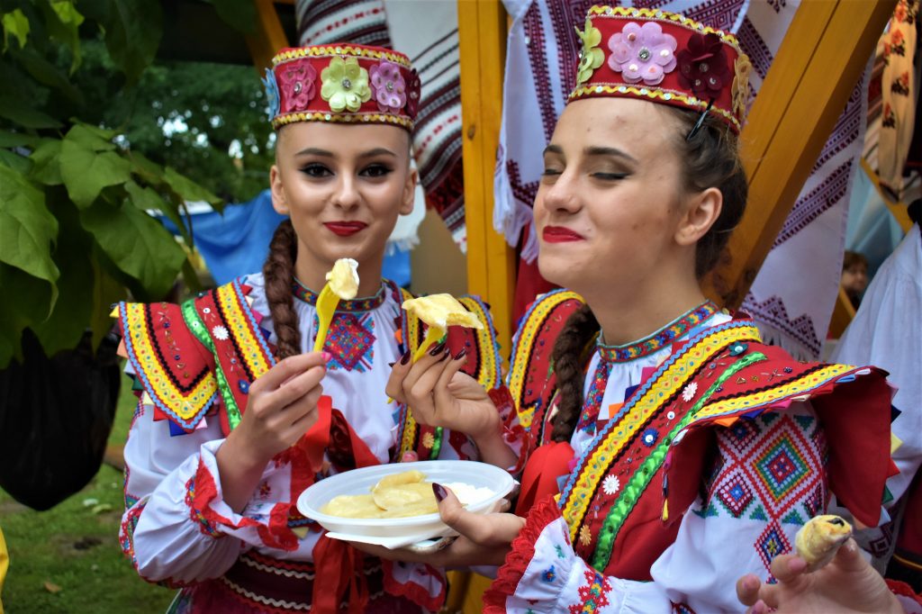 cure jedu hranu obučene u nošnju na lipovljanskim susretima