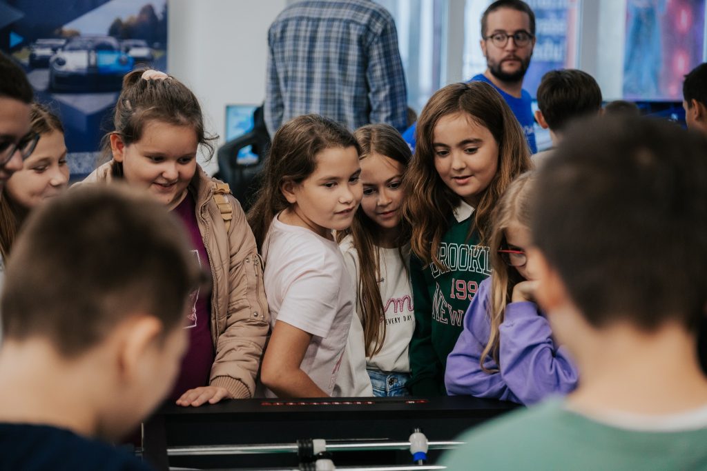 "puno nasmijane djece promatra stem izlozbu u Novskoj"