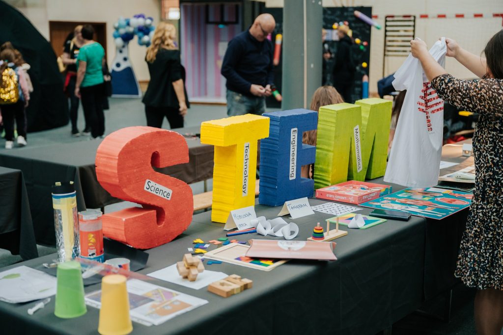 "prikaz ukrasa iz STEM podrucja na Novsky festivalu koje gledaju posjetitelji"