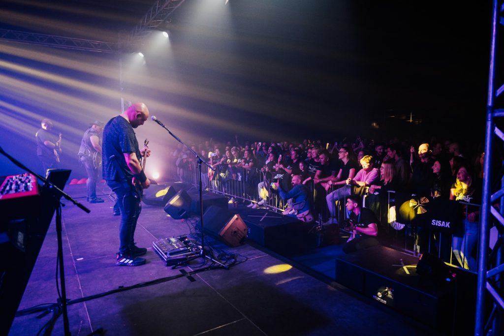 "puno ljudi na rock koncertu na Novsky"