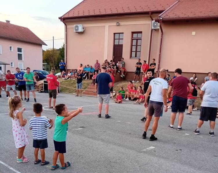 "djeca i odrasli zabavljaju se na dogadjaju Rokovo u Jazavici"