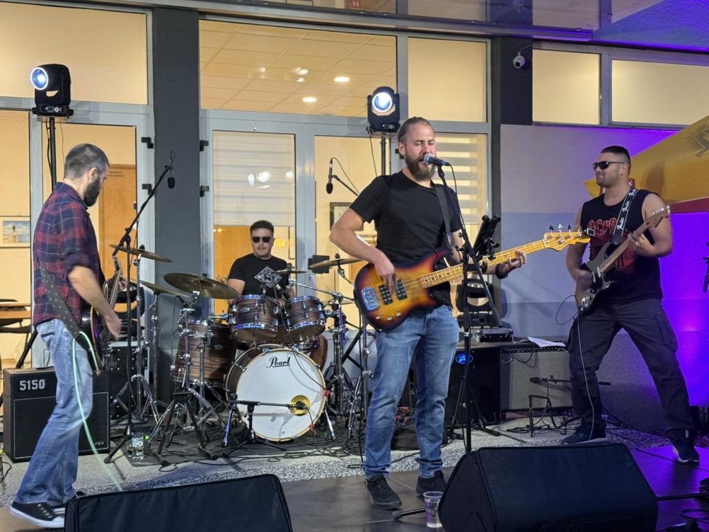 "momci sviraju na rock koncert u Novskoj na Novskarun"