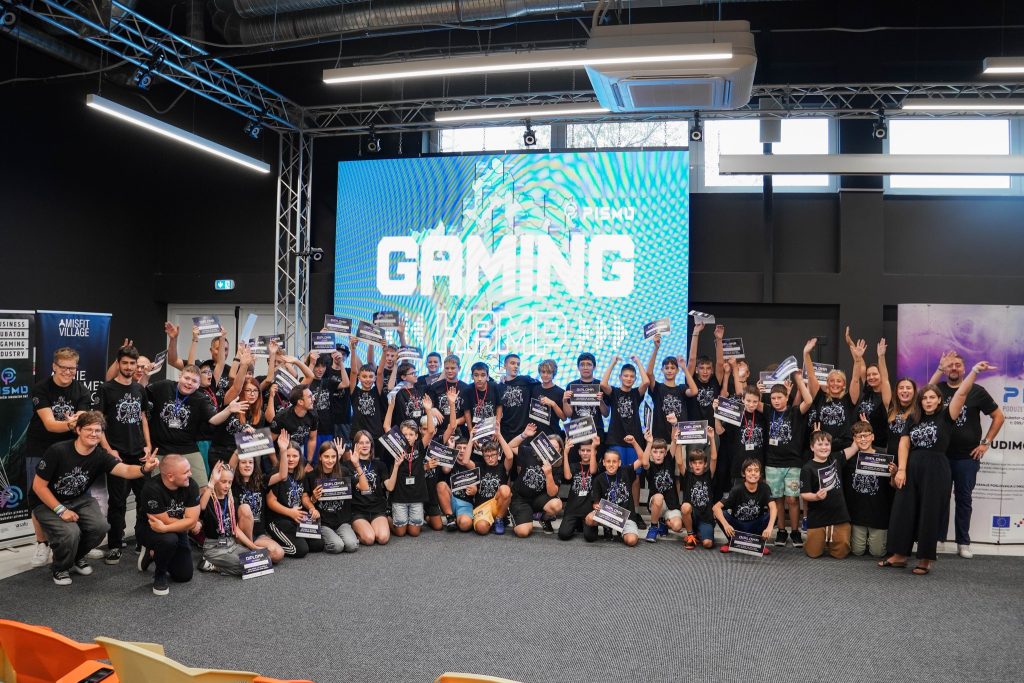 "puno sudionika i ljudi na gaming kampu u Novskoj"