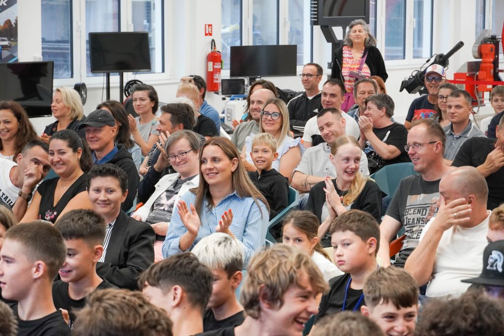 "puno ljudi na gaming kampu u Novskoj"