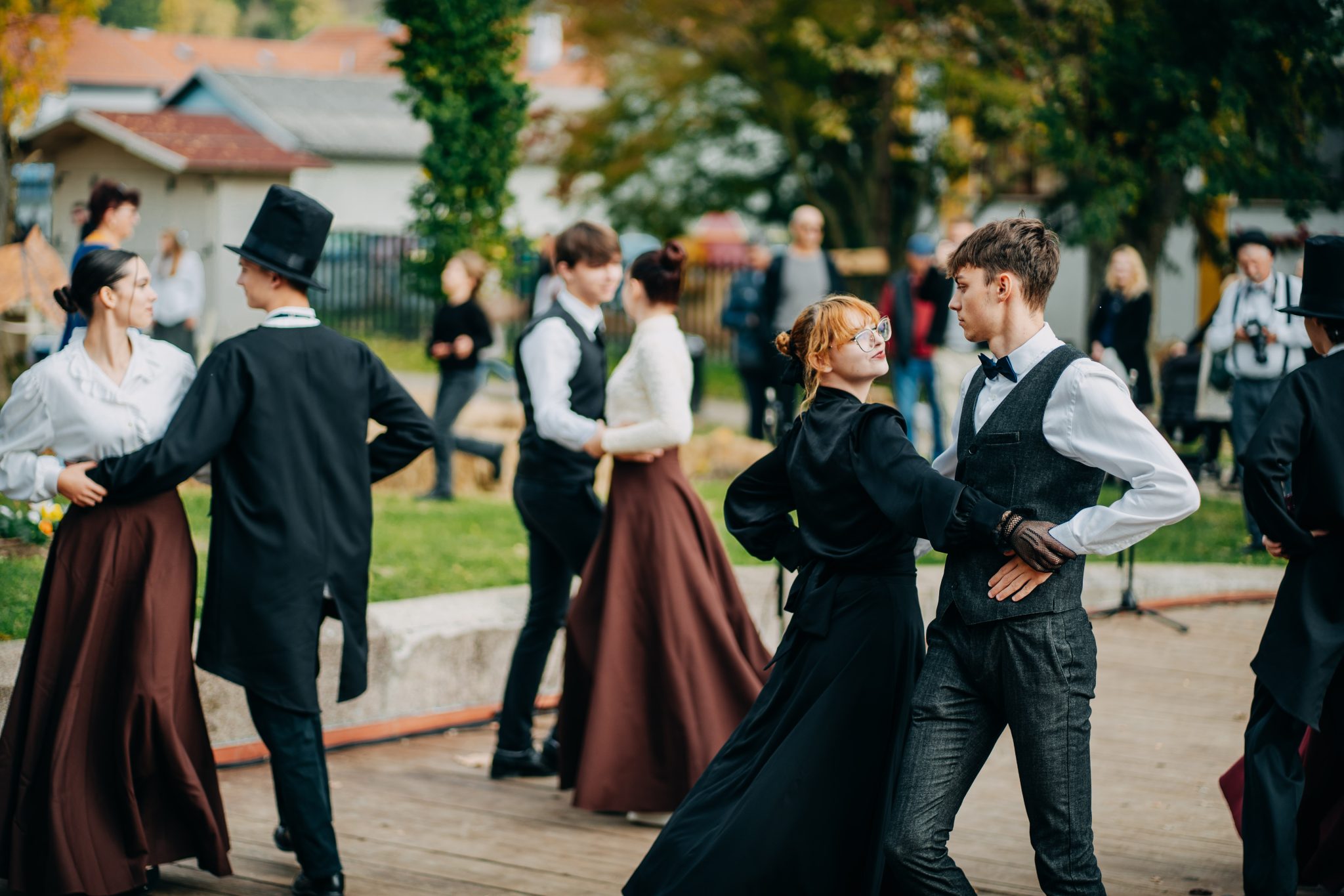 "ljudi se zabavljaju u Novskoj plešu cure i decki na Lukovu u Novskoj"