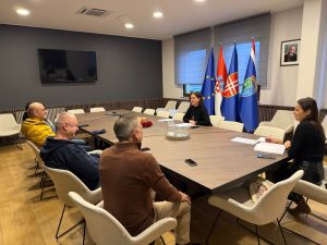 "Ljudi na sjednici Turističke zajednice Grada Novske"