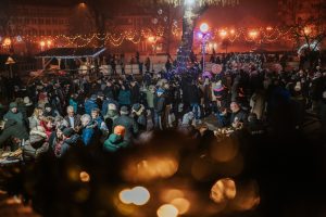 ''veliki broj ljudi na adventu u Novskoj uz lampice i klizalište''