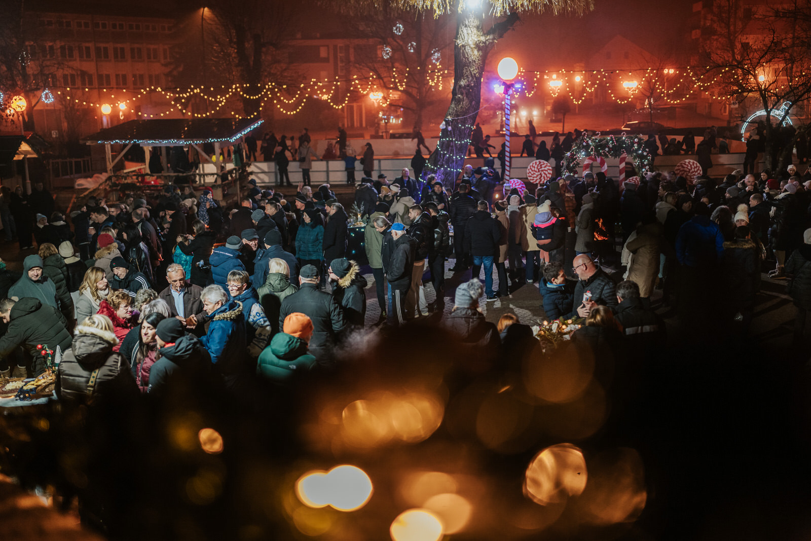 ''veliki broj ljudi na adventu u Novskoj uz lampice i klizalište''