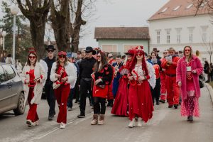 Maskirani ljudi u maskiranoj povorci u Novskoj na Maske do daske