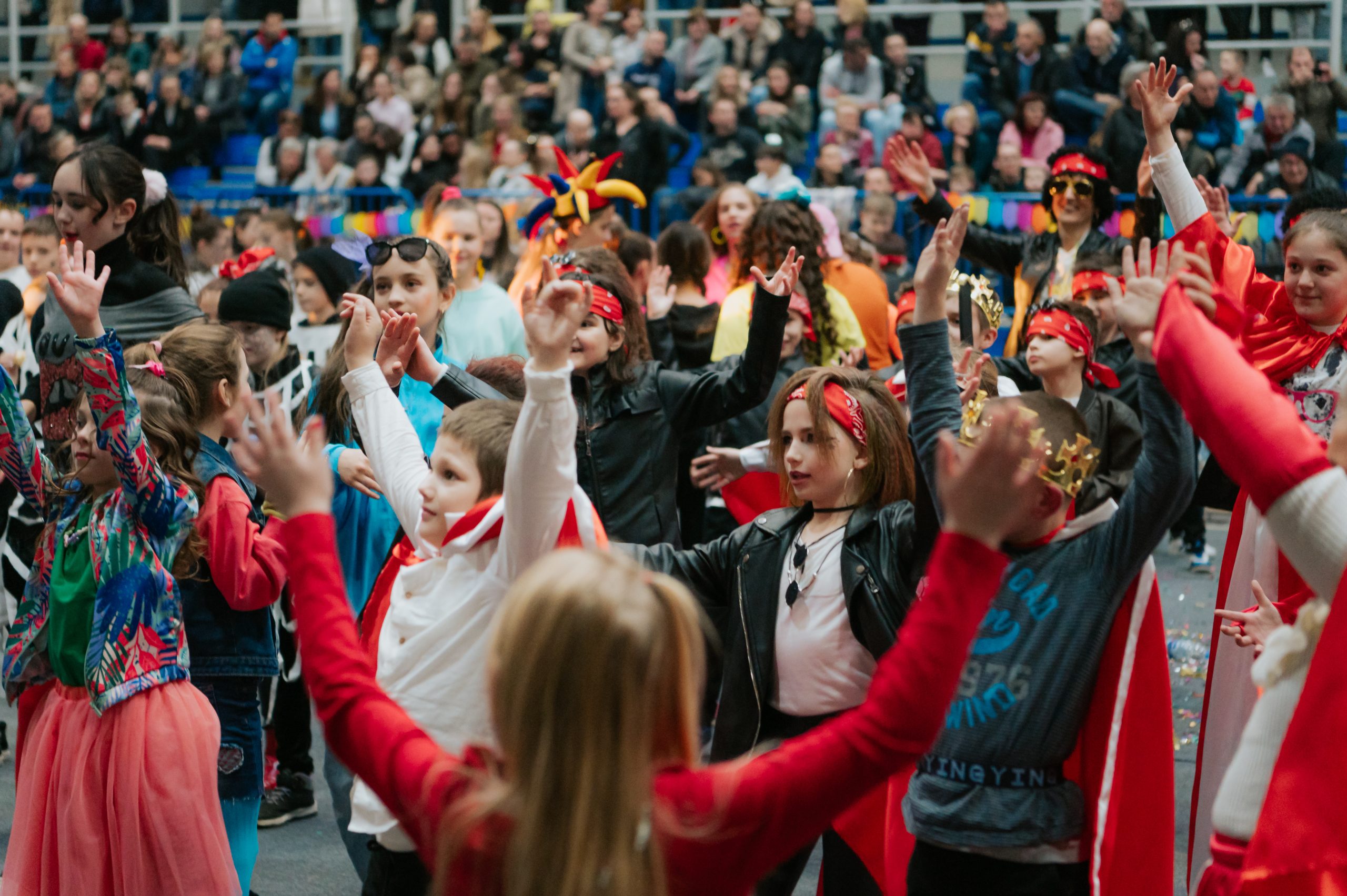puno djece i ljudi na maskiranoj zabavi maske do daske u novskoj
