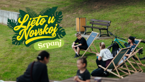 "puno ljudi sjede na lezaljkama u prirodi uz Novljansko jezero"